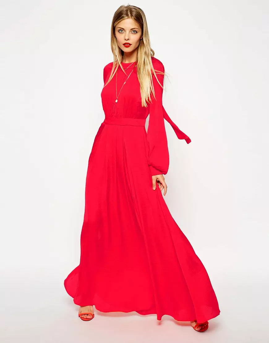 Հագուստը հատակին, թեւերով կարմիրով