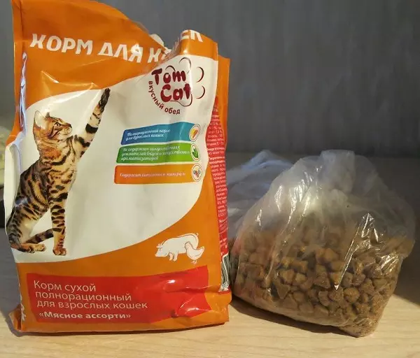 Adakah mungkin untuk memberi makan hanya makanan kering sahaja? Bagaimana jika kucing makan hanya makanan kering? Adakah normal? Veterinarian Pendapat. 11867_8