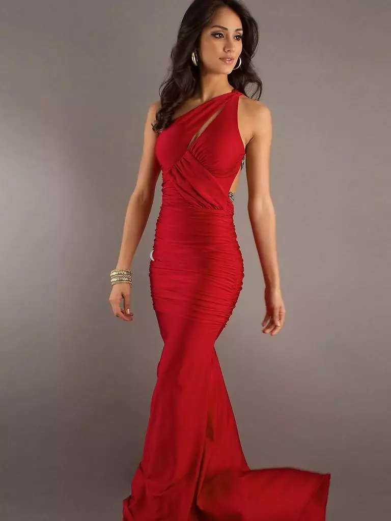 한 어깨에 빨간 드레스
