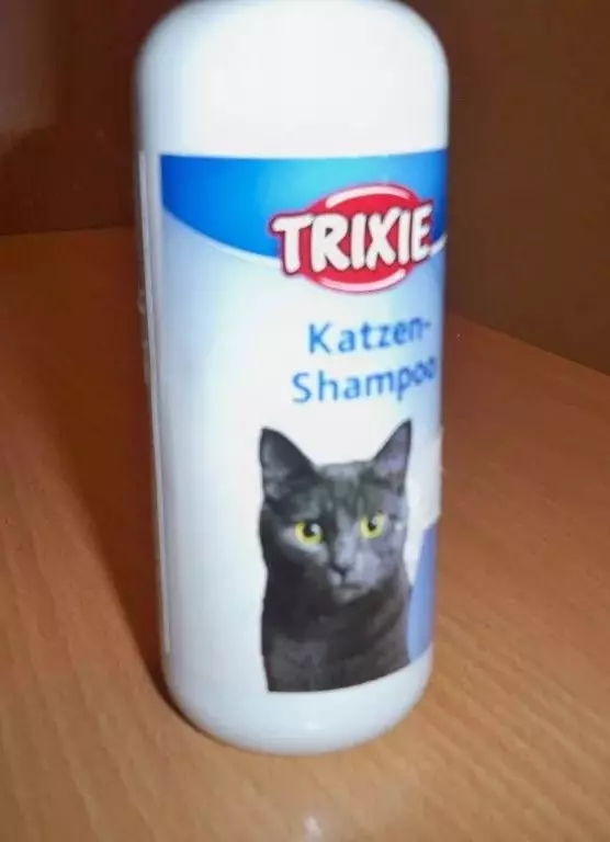 Czy można umyć kota w zwykłym szamponie? Dlaczego nie może umyć kota z ludzkim szamponem dla dorosłych? Czy można kąpać kotek do agenta dla dzieci? 11899_18