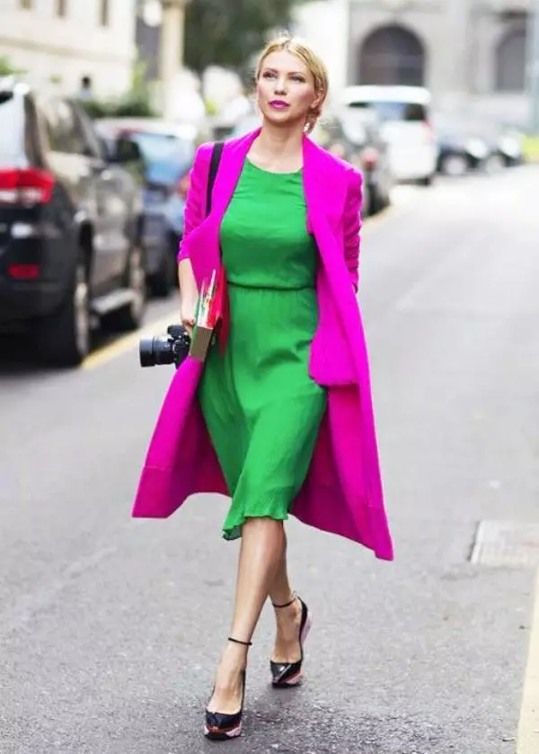 Grünes Kleid mit lila Mantel