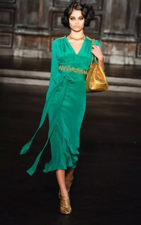 Goldene Dekorationen zum grünen Midi-Kleid