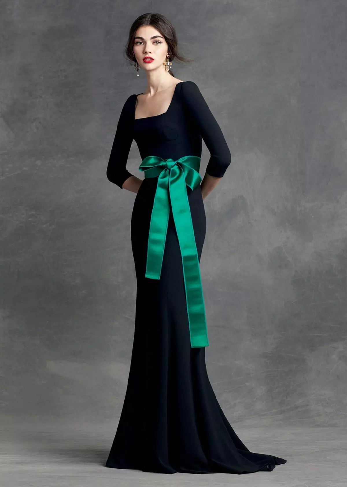 Cintura verde a vestito nero
