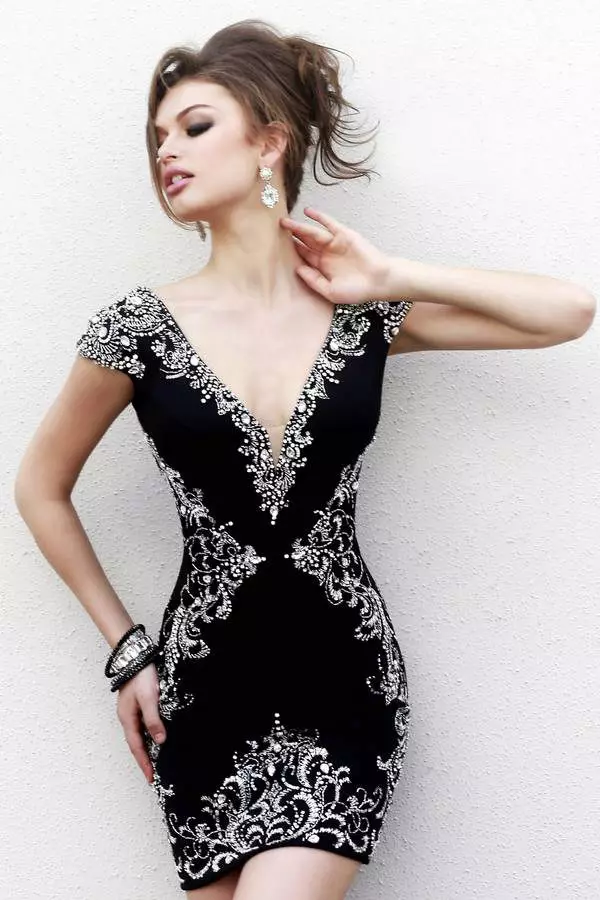 Срібні прикраси до чорної сукні
