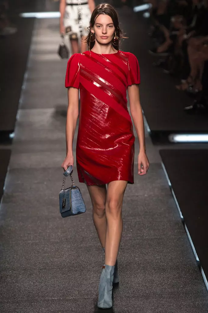 Vestido de vermello de Ecokiz con insercións
