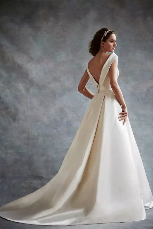 Сватбена рокля с отворен гръб