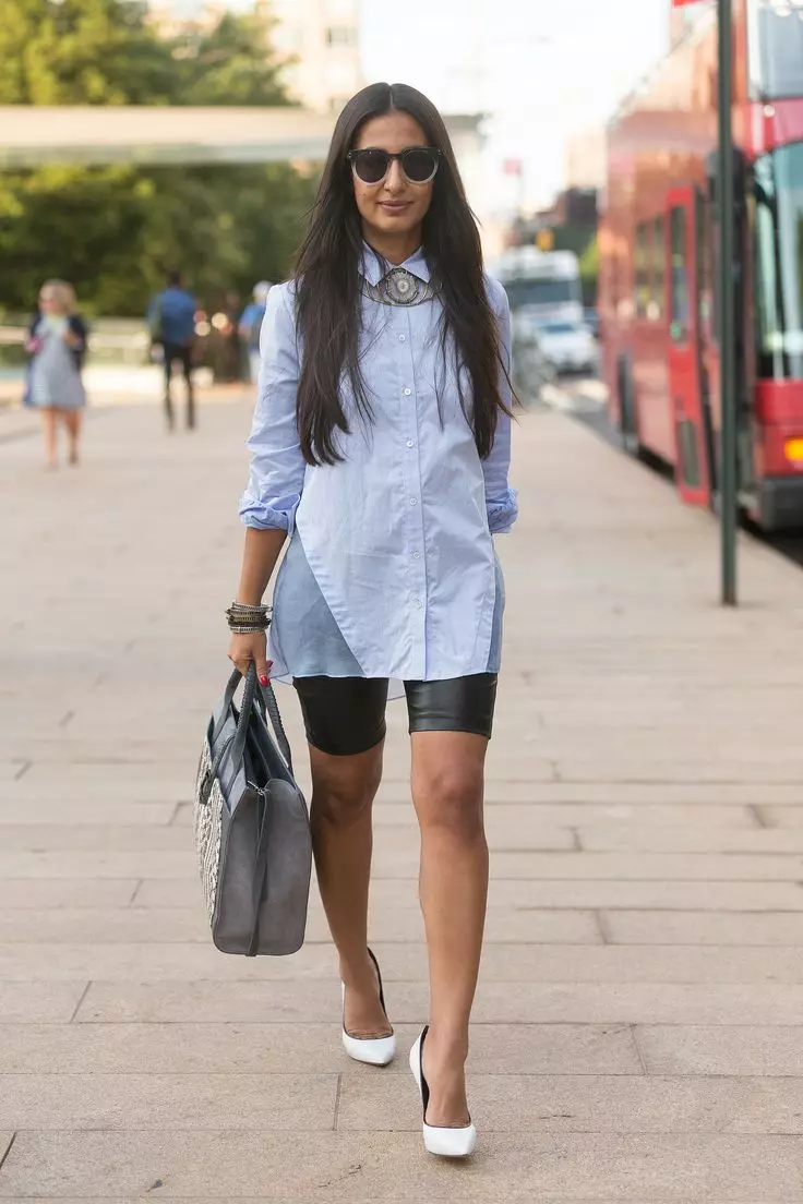 Chemise bleue pour femmes (112 photos): quoi porter et combiner une chemise bleue, bleu clair, pois, images à la mode 1217_24