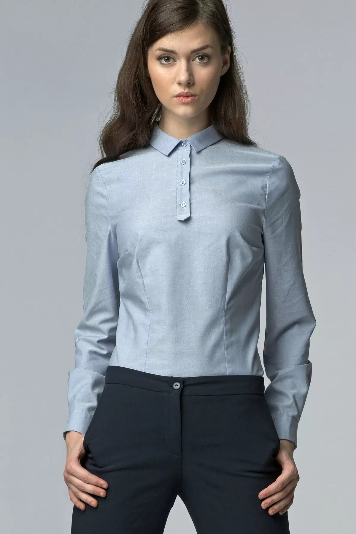 Дамски синя риза (112 снимки): Какво да се носят и съчетават синя риза, светло синьо, на точки, модни снимки 1217_31