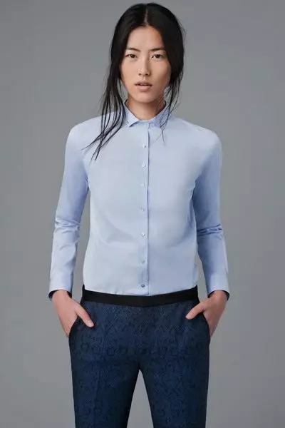 Дамски синя риза (112 снимки): Какво да се носят и съчетават синя риза, светло синьо, на точки, модни снимки 1217_41