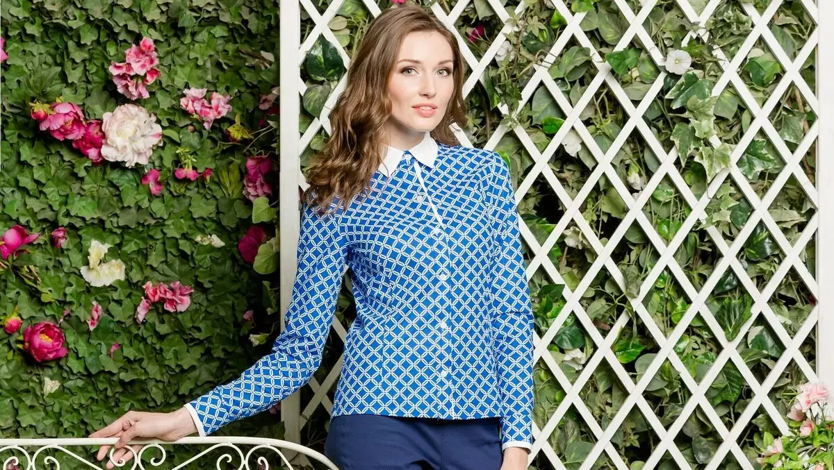 Dames Blue Shirt (112 foto's): Wat te dragen en blauw shirt combineren, lichtblauw, polka dot, modieuze afbeeldingen 1217_60