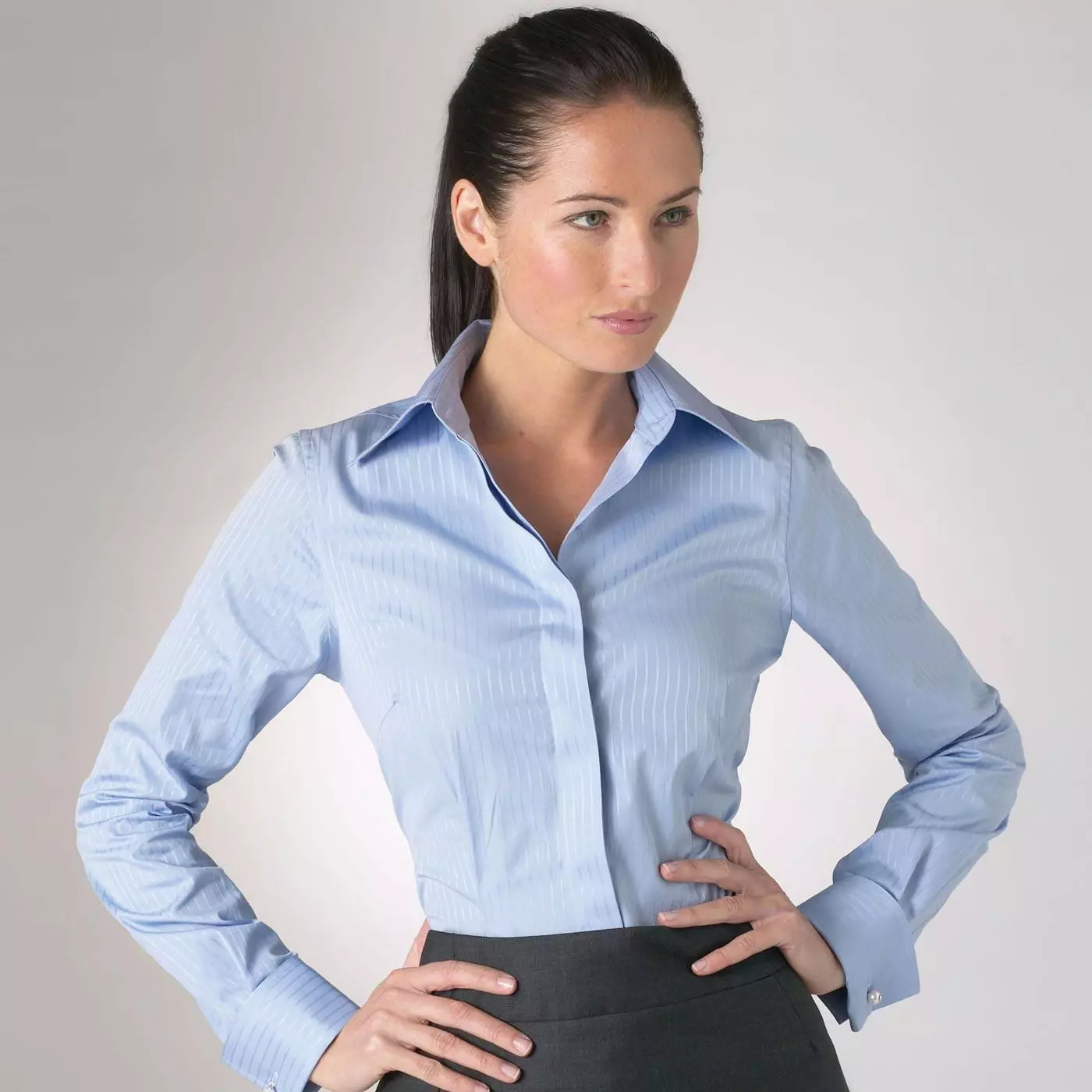 Chemise bleue pour femmes (112 photos): quoi porter et combiner une chemise bleue, bleu clair, pois, images à la mode 1217_81