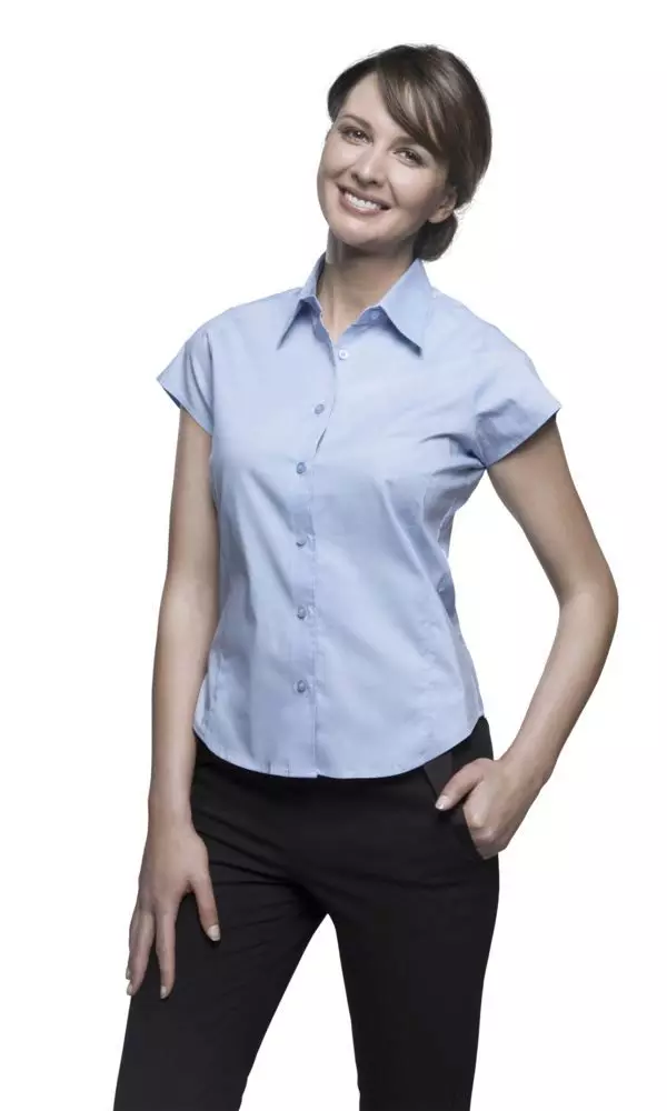 Kemeja biru wanita (112 foto): Apa yang harus dipakai dan menggabungkan kemeja biru, biru muda, polka dot, gambar modis 1217_83