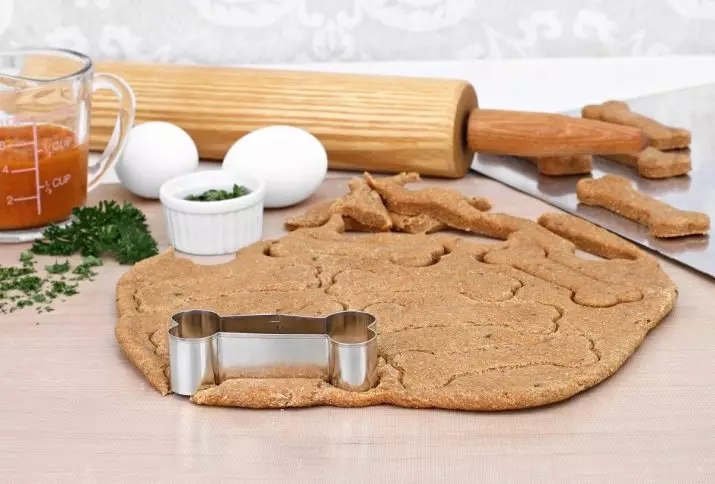 Cookies til hunde: Opskrifter til madlavning af kager fra havregryn og lever. Hvordan laver man en hund delikatesse? Kan du give nogen dyr? 12204_14