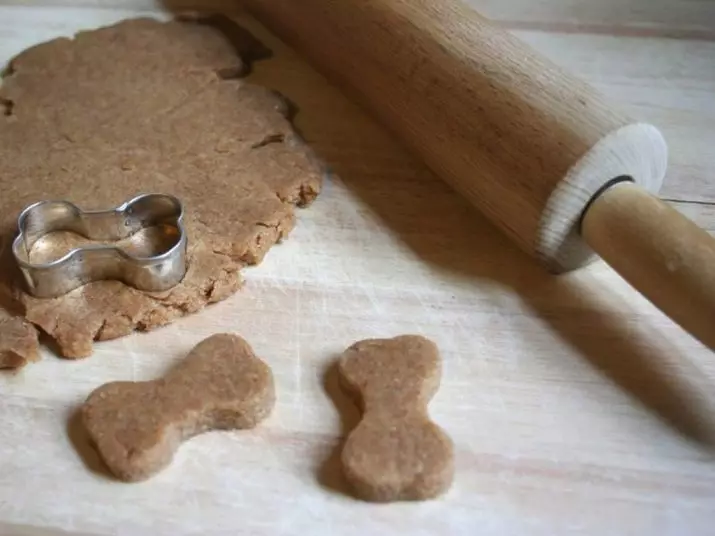 Cookies til hunde: Opskrifter til madlavning af kager fra havregryn og lever. Hvordan laver man en hund delikatesse? Kan du give nogen dyr? 12204_18