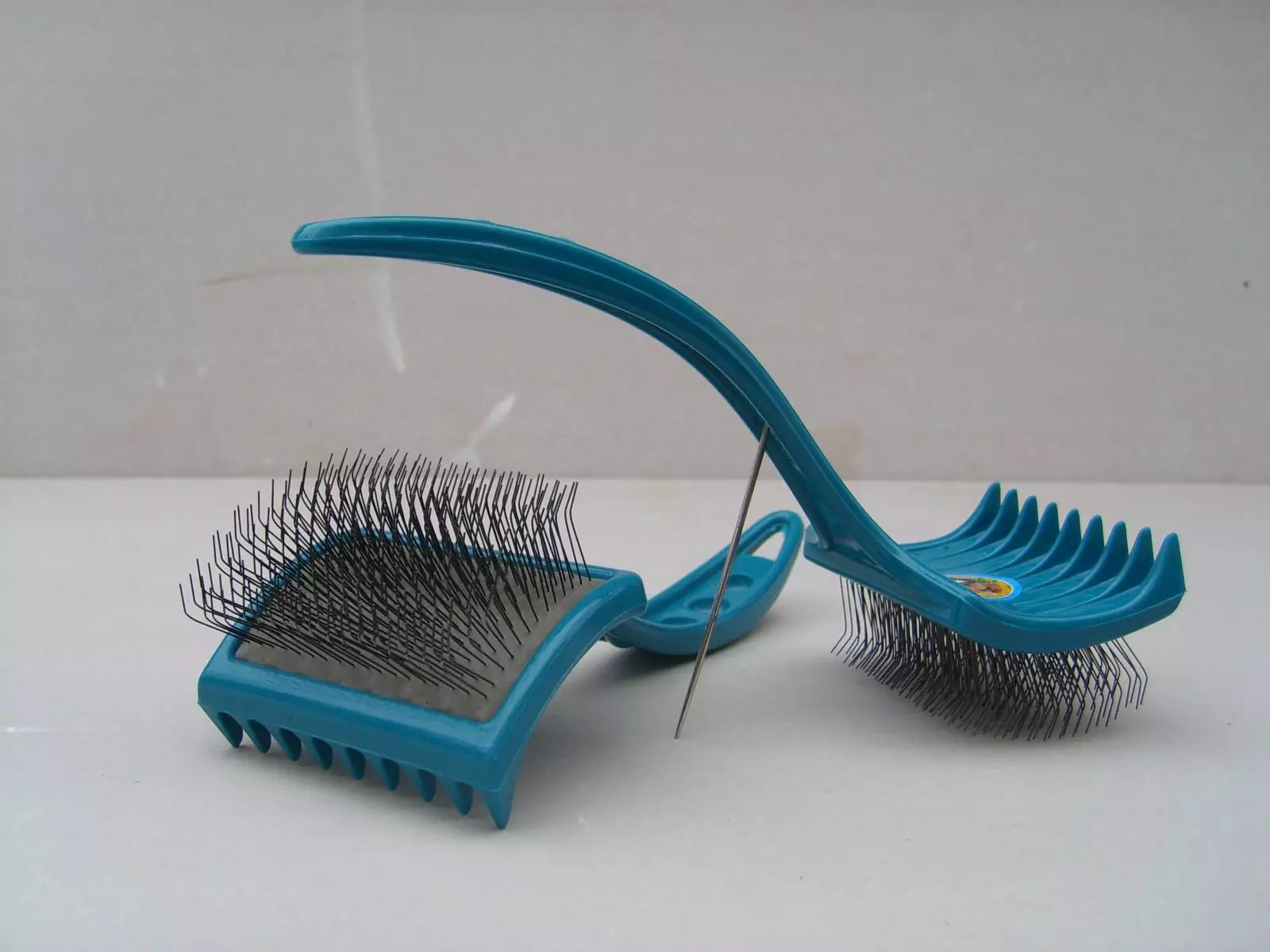 combs ສໍາລັບຫມາ (32 ຮູບພາບ): ລາຍລະອຽດຂອງ Pojo - Cheesch ແລະຊະນິດອື່ນໆ. ວິທີການເລືອກ comb ສໍາລັບຫມາທີ່ມີຂົນຍາວແລະສໍາລັບຫມາສັ້ນ? 12359_14