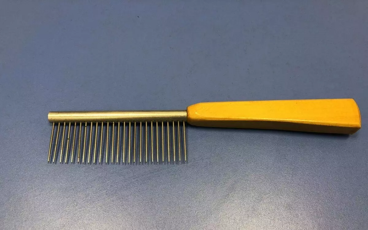 combs ສໍາລັບຫມາ (32 ຮູບພາບ): ລາຍລະອຽດຂອງ Pojo - Cheesch ແລະຊະນິດອື່ນໆ. ວິທີການເລືອກ comb ສໍາລັບຫມາທີ່ມີຂົນຍາວແລະສໍາລັບຫມາສັ້ນ? 12359_3