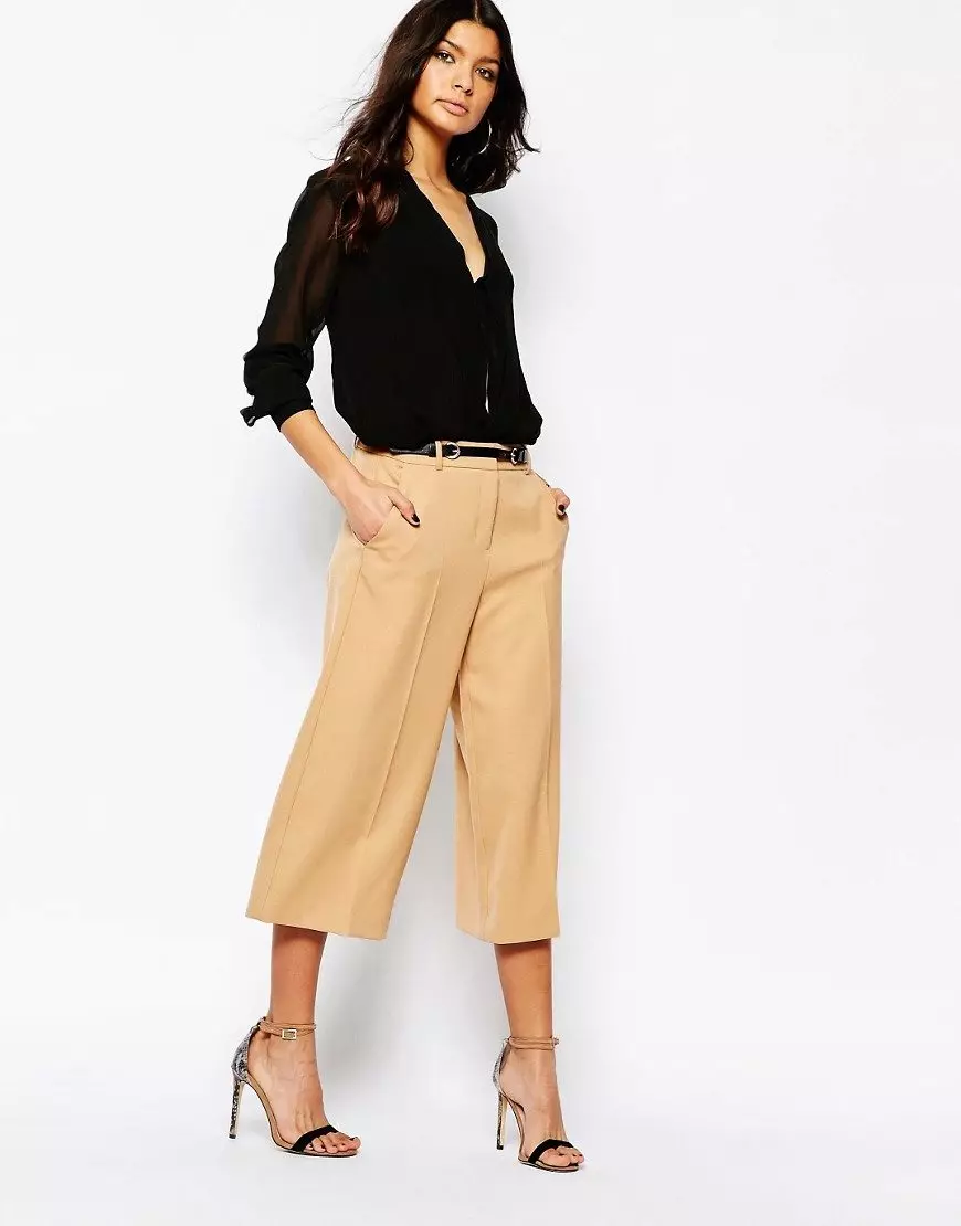 Lühikesed püksid (119 fotot): kuidas kanda naiste särgid tossud, kas see on võimalik kanda, kas särk on täidetud 1235_40