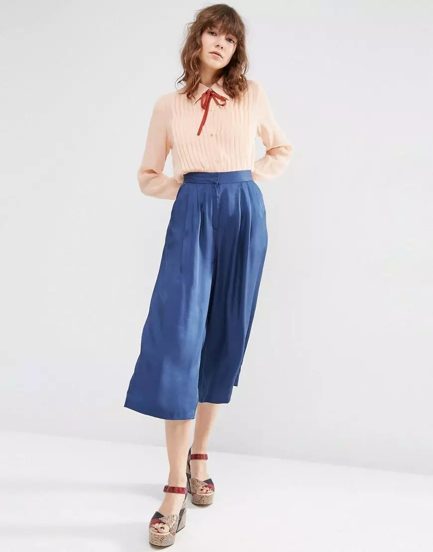 Lühikesed püksid (119 fotot): kuidas kanda naiste särgid tossud, kas see on võimalik kanda, kas särk on täidetud 1235_42