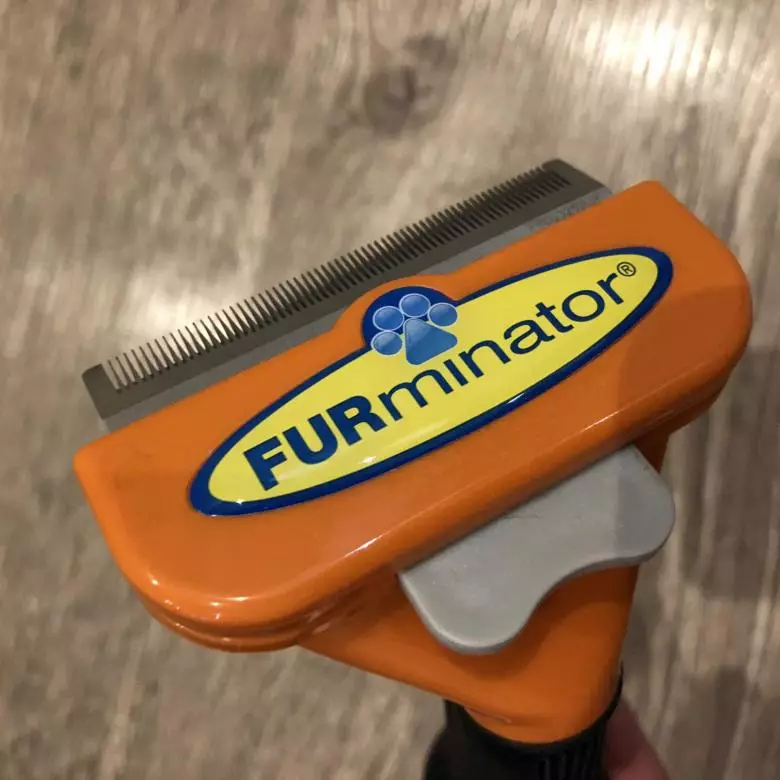 FURminator շների համար (22 լուսանկար): Ինչ է դա: Թե ինչպես կարելի է օգտագործել սանր համար համակցումից բուրդ. Ինչպես ընտրել furmine խոզանակ երկար մազեր եւ կարճ մազեր շների. 12364_4