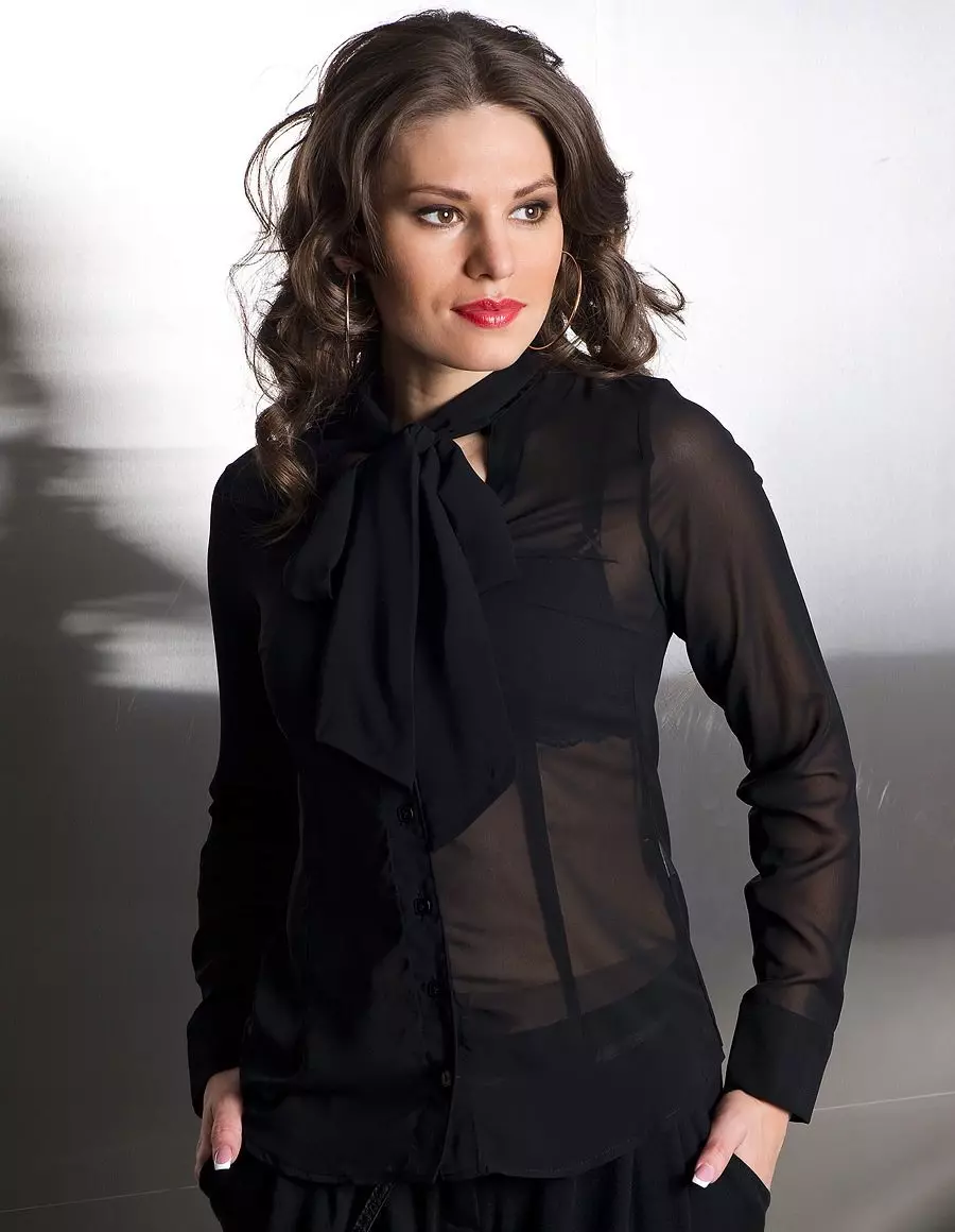 黑色衬衫（55张照片）：穿女人衬衫，无袖，丝绸和雪纺，时尚弓 1237_24