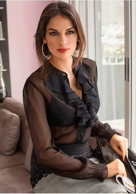 黑色衬衫（55张照片）：穿女人衬衫，无袖，丝绸和雪纺，时尚弓 1237_30