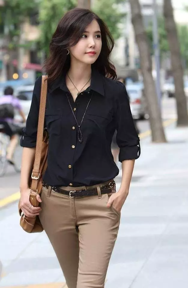 黑色衬衫（55张照片）：穿女人衬衫，无袖，丝绸和雪纺，时尚弓 1237_33