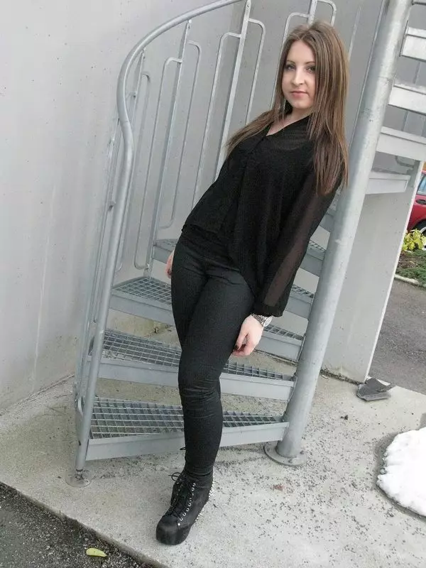 黑色衬衫（55张照片）：穿女人衬衫，无袖，丝绸和雪纺，时尚弓 1237_40