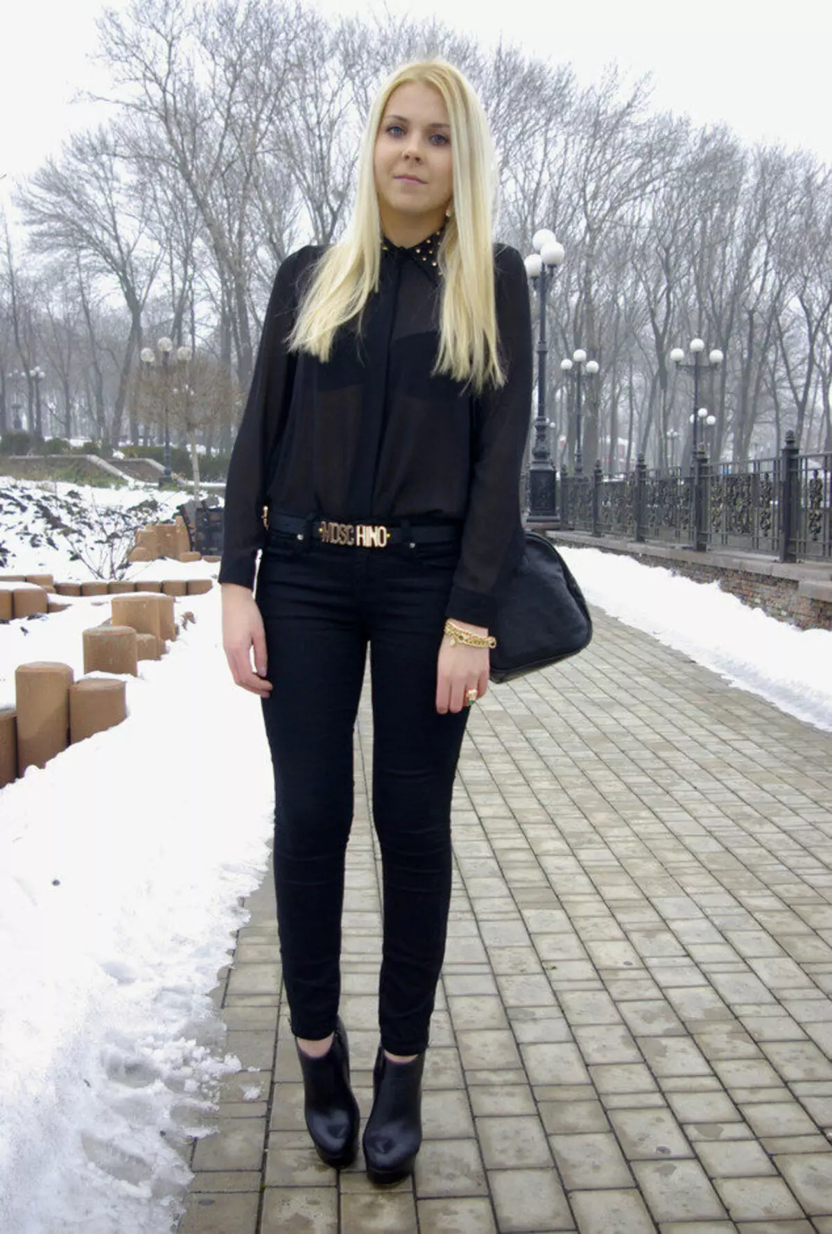 黑色衬衫（55张照片）：穿女人衬衫，无袖，丝绸和雪纺，时尚弓 1237_42