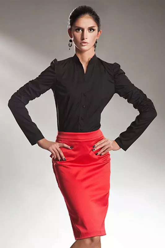 黑色衬衫（55张照片）：穿女人衬衫，无袖，丝绸和雪纺，时尚弓 1237_8