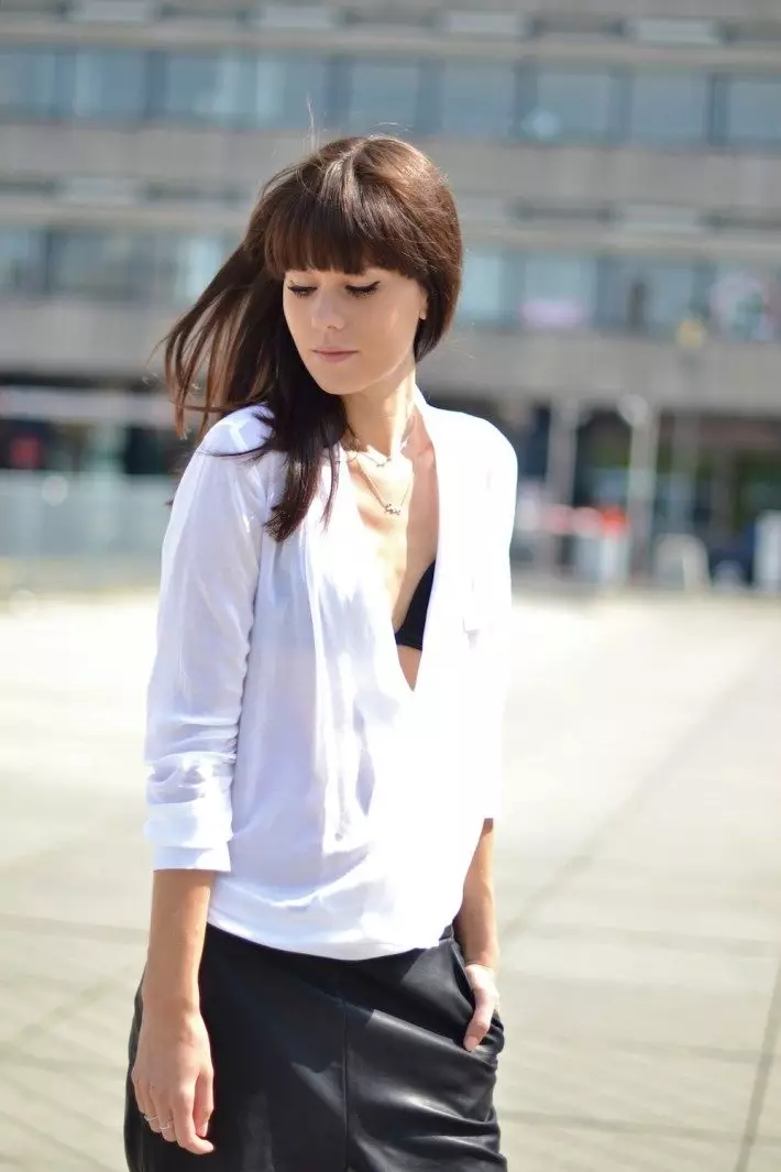 Bela srajca (79 fotografij): Ženska moda, kot metulj z belo majico, modeli z ovratnikom in brez, s tem, kar nosi 1246_10