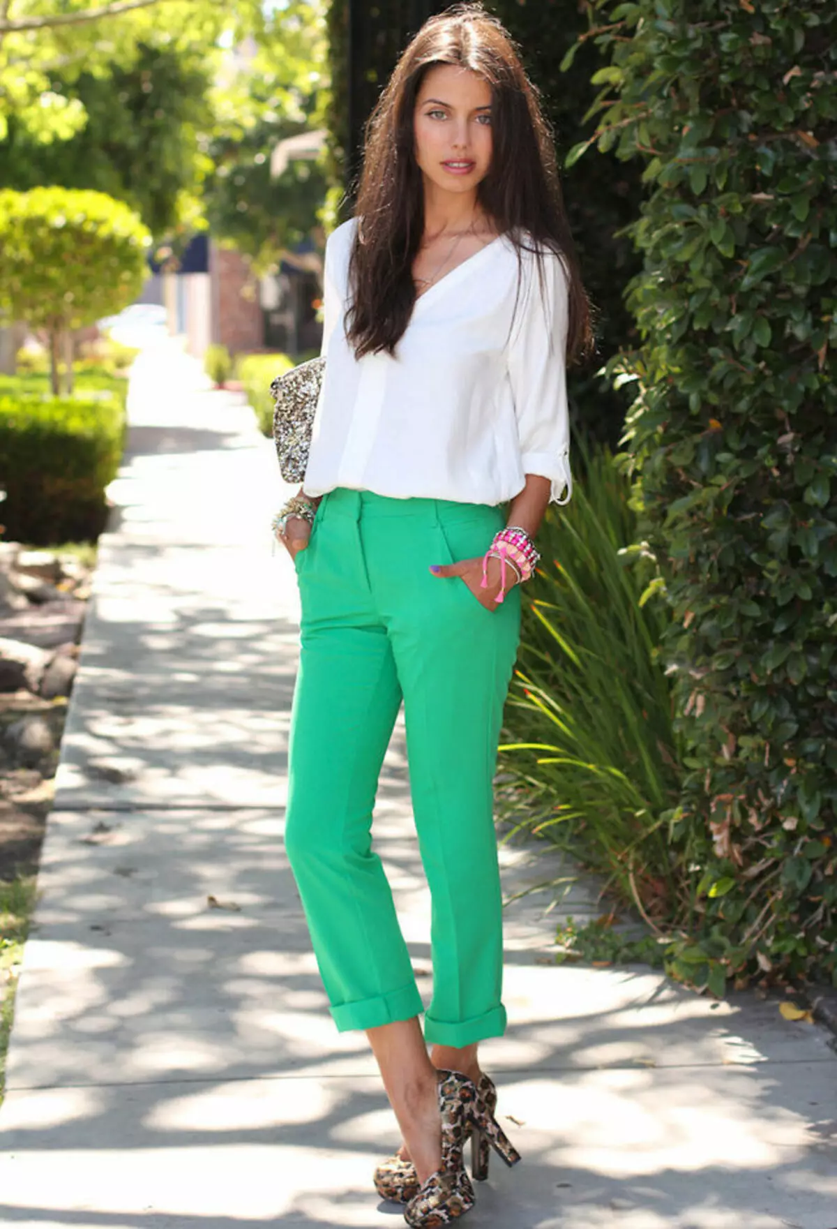 Кофта к брюкам. Яркие брюки женские. Брюки женские летние зеленые. Широкие зеленые брюки. Образ с зелеными брюками.