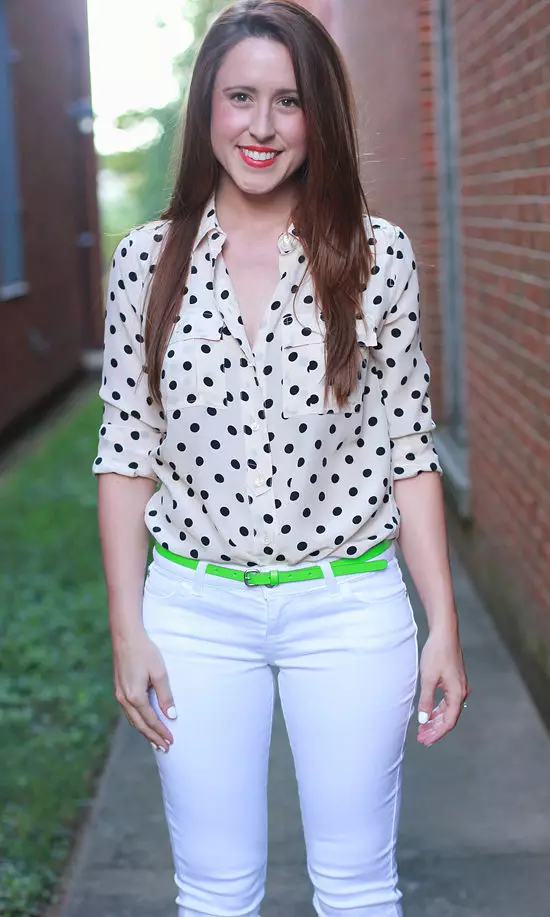 White Shirt (79 foto's): Damesmode, als een vlinder met een wit vrouwelijk shirt, modellen met een kraag en zonder, met wat draagt 1246_31