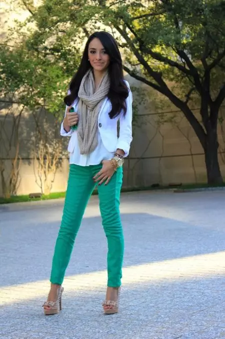 White Shirt (79 foto's): Damesmode, als een vlinder met een wit vrouwelijk shirt, modellen met een kraag en zonder, met wat draagt 1246_4