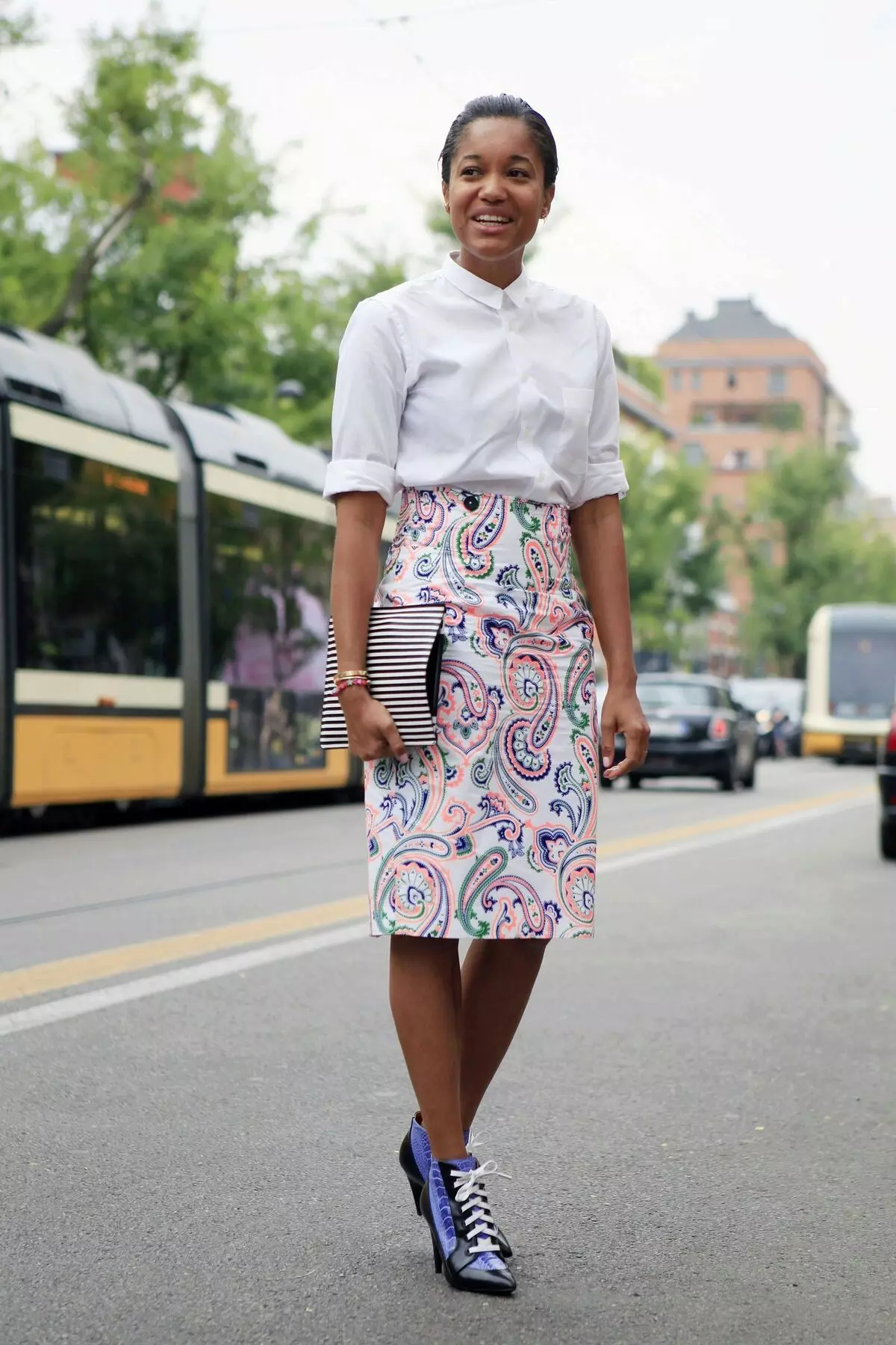 White Shirt (79 foto's): Damesmode, als een vlinder met een wit vrouwelijk shirt, modellen met een kraag en zonder, met wat draagt 1246_40