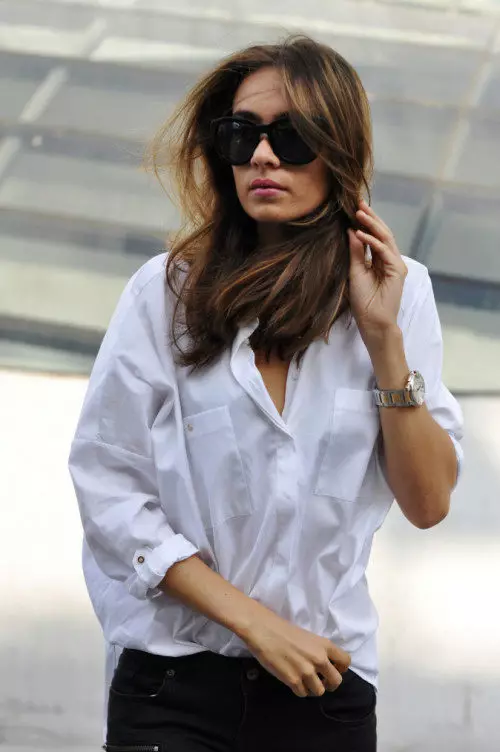 Bela srajca (79 fotografij): Ženska moda, kot metulj z belo majico, modeli z ovratnikom in brez, s tem, kar nosi 1246_44