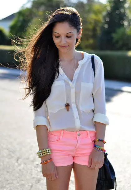 White Shirt (79 foto's): Damesmode, als een vlinder met een wit vrouwelijk shirt, modellen met een kraag en zonder, met wat draagt 1246_46