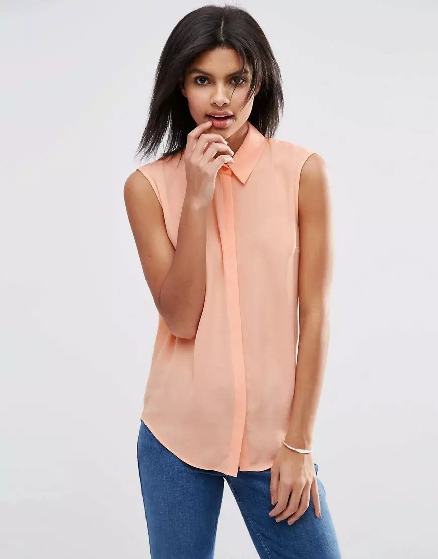 Kvinners ermeløs skjorte (73 bilder): Hva skal du ha på, hva kalles, sommeralternativer, hvordan du lager en ermeløs skjorte selv 1247_16