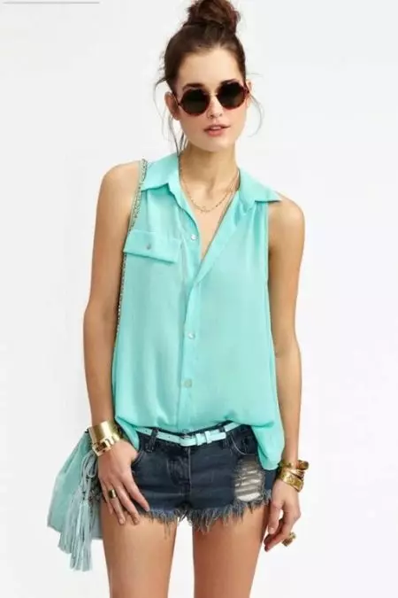 Kvinners ermeløs skjorte (73 bilder): Hva skal du ha på, hva kalles, sommeralternativer, hvordan du lager en ermeløs skjorte selv 1247_73