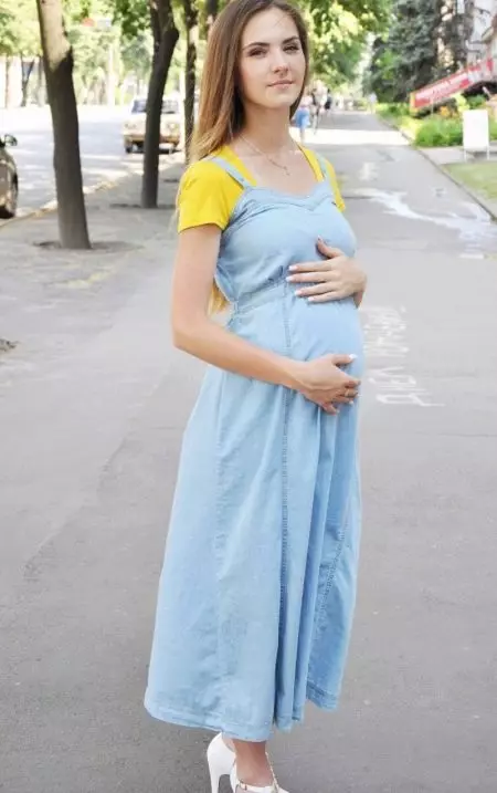 Denim sundre za nosečnice (33 fotografije): Kaj nositi? 1251_31