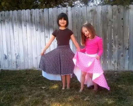 Sukňa slnko pre dievča: ako šiť, na elastických, vzoroch, s tým, čo nosiť 1291_30