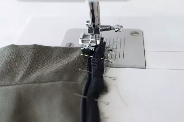 Skirts me folds counter (37 foto): Çfarë duhet të veshin dhe si të qep, modelet 1297_36
