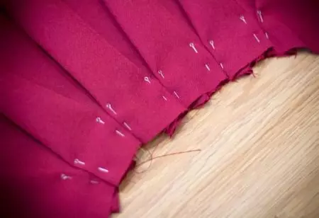 Faldas con pliegues bantle (37 fotos): Qué usar, cómo coser, patrones y clase magistral 1298_27