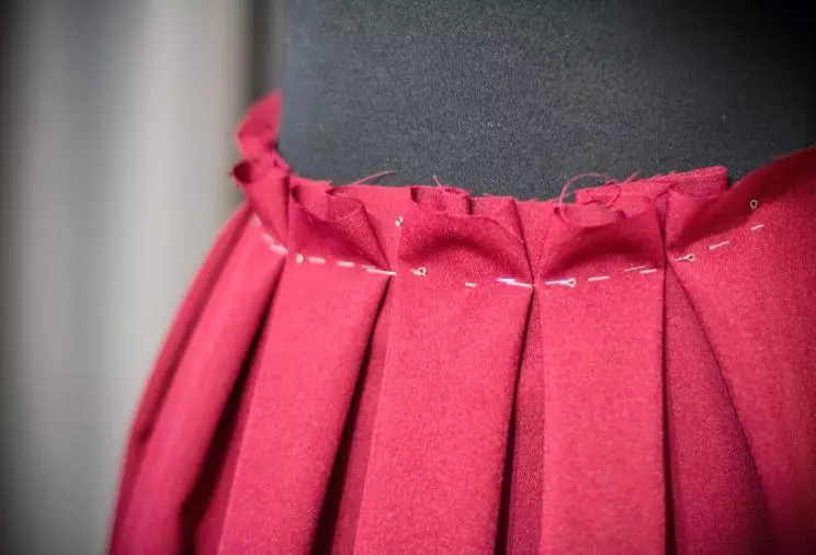 Faldas con pliegues bantle (37 fotos): Qué usar, cómo coser, patrones y clase magistral 1298_28