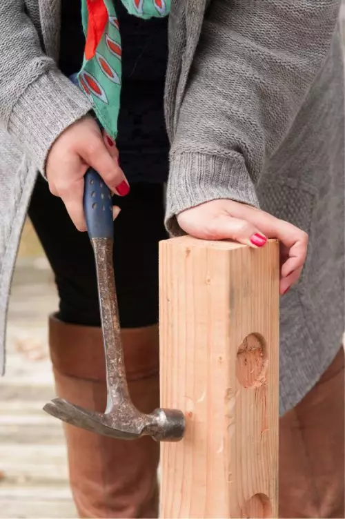 Κηροπήγια από ξύλο (41 φωτογραφίες): Ξύλινα κηροπήγια από ακίδα και κλαδιά. Πώς να φτιάξετε τα δικά σας χέρια σε ένα τόρνο στέκεται κάτω από το κερί στο σχέδιο; 13150_31