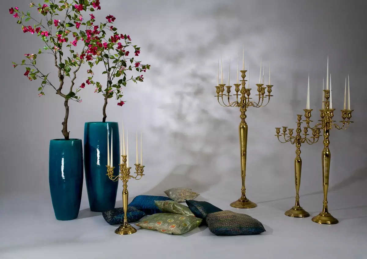 Kandelabra (85 fotos): Un gran candelabro para varias velas, faino vostede mesmo. Muro e exterior, LED, bronce, prata e outros modelos 13154_22