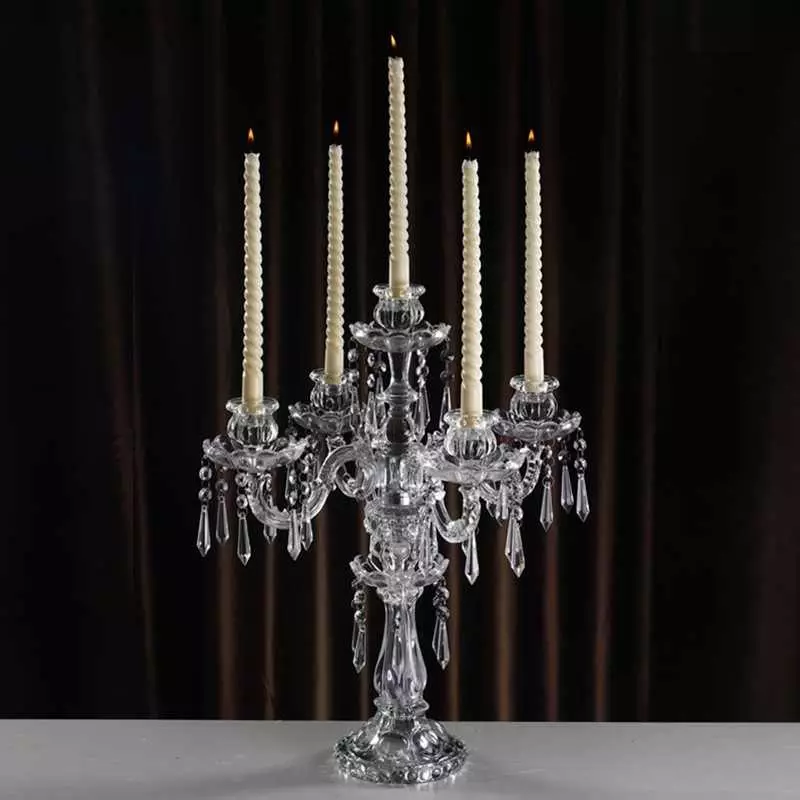 Kandelabra (85 fotos): un gran candelabro para varias velas, hágalo usted mismo. Pared y al aire libre, LED, Bronce, Plata y Otros modelos. 13154_50