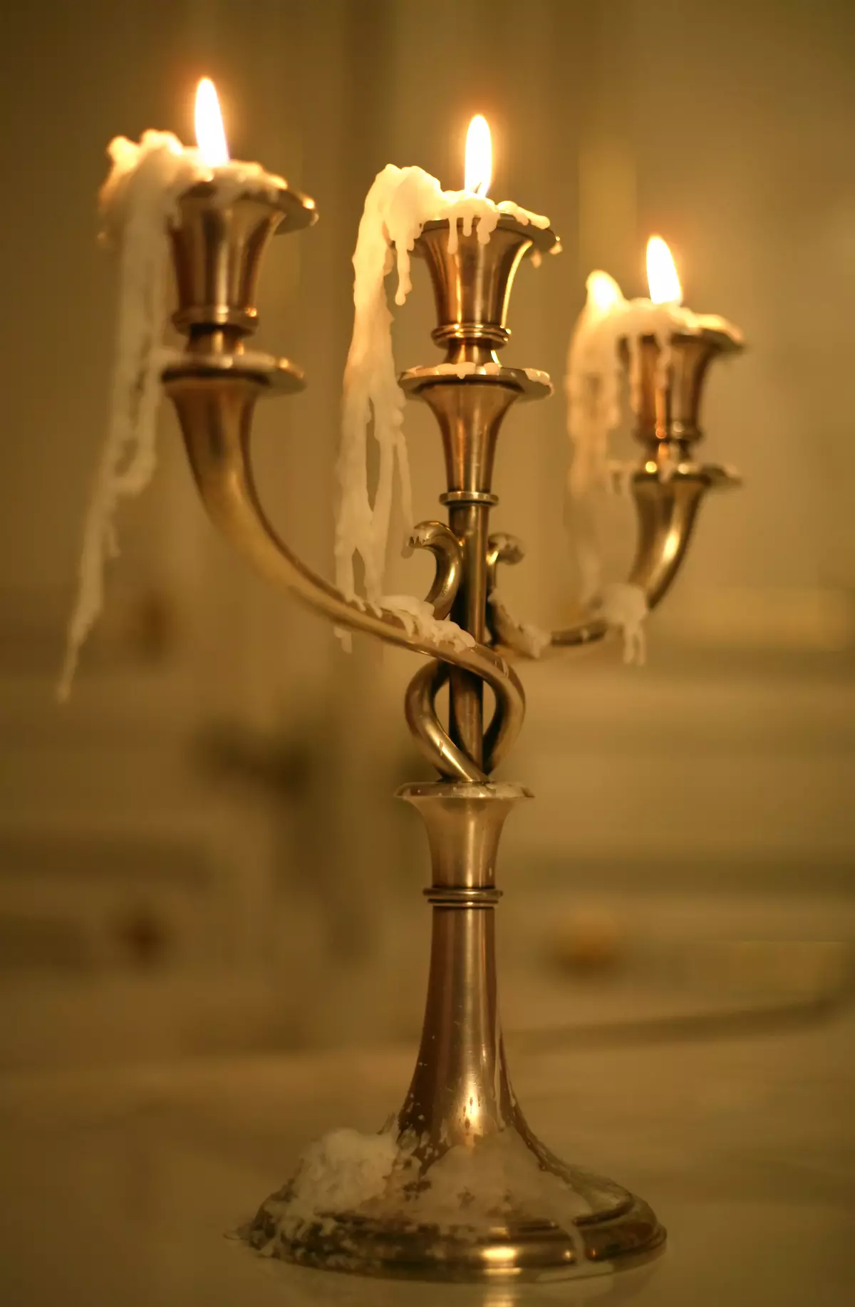 Kandelabra (85 fotografií): Veľký svietnik pre niekoľko sviečok, urobiť to sami. Stena a vonkajšie, LED, bronzové, strieborné a iné modely 13154_61