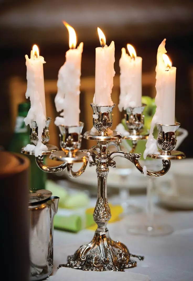 Kandelabra (85 fotografií): Velký svícen pro několik svíček, udělej to sami. Stěna a venkovní, LED, bronz, stříbro a jiné modely 13154_62