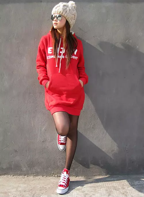 ፋሽን ወጣቶች hoodies (98 ፎቶዎች): አውሮፕላኖችን, በጣም ፋሽን እና በገደል ሞዴሎች 2021 1318_37