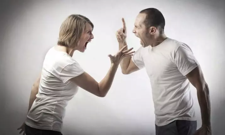 Jealousy Men (12 Foto): Apa itu dan bagaimana manifes? Mengapa seorang wanita cemburu tanpa alasan? Bagaimana cara bereaksi terhadap serangan agresi? 13206_6